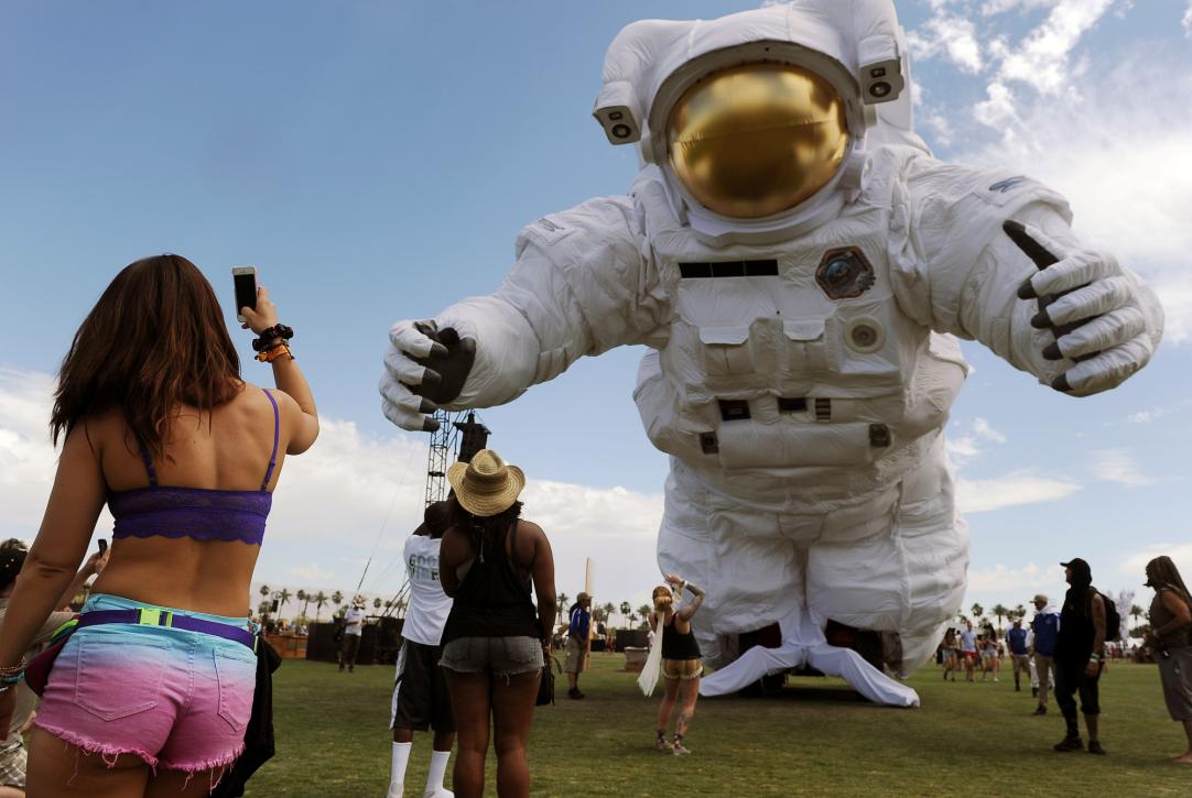 Un gigante astronauta dio la bienvenida a los visitantes del Coachella 2014. 