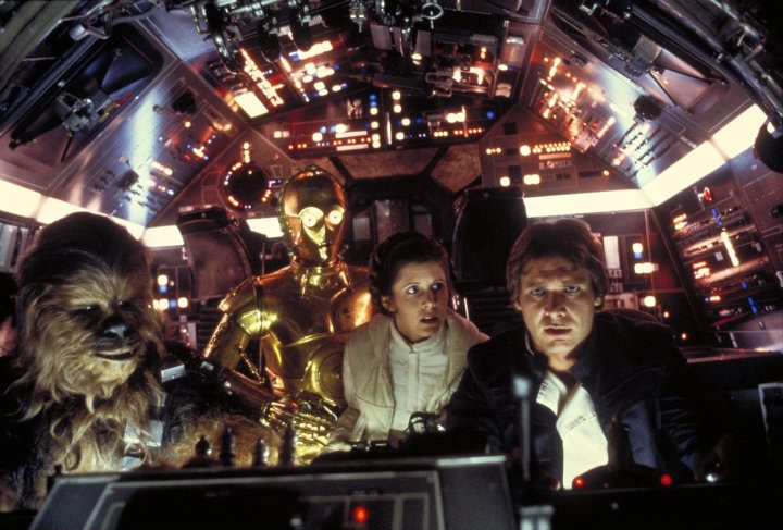 Chewbacca (Peter Mayhew), C-3P0 (Anthony Daniels), Princesa Leia (Carrie Fisher) y Han Solo (Harrison Ford) a bordo del Halcon Milenario.