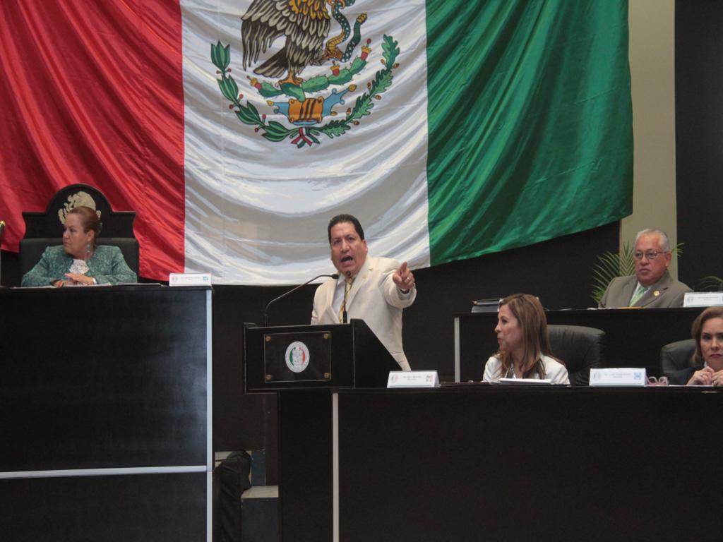 El diputado Jorge Valdez fue abucheado por los asistentes.