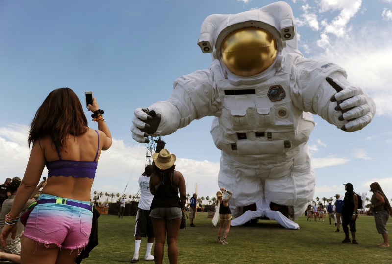 La escultura "Escape Velocity" del grupo Poetic Kinetics en Coachella.