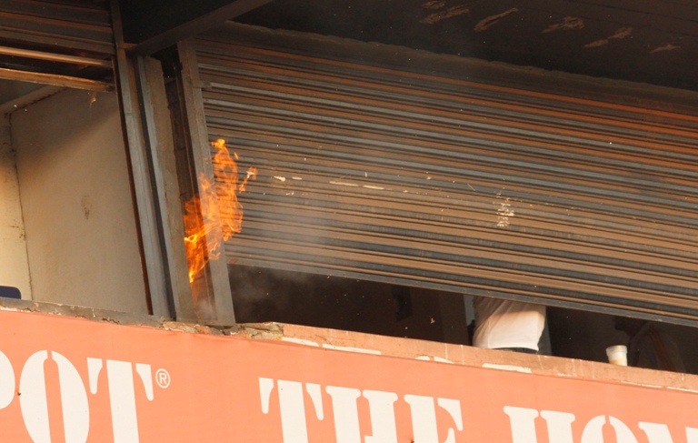 En el interior del Estadio Universitario se suscito un pequeño incendio