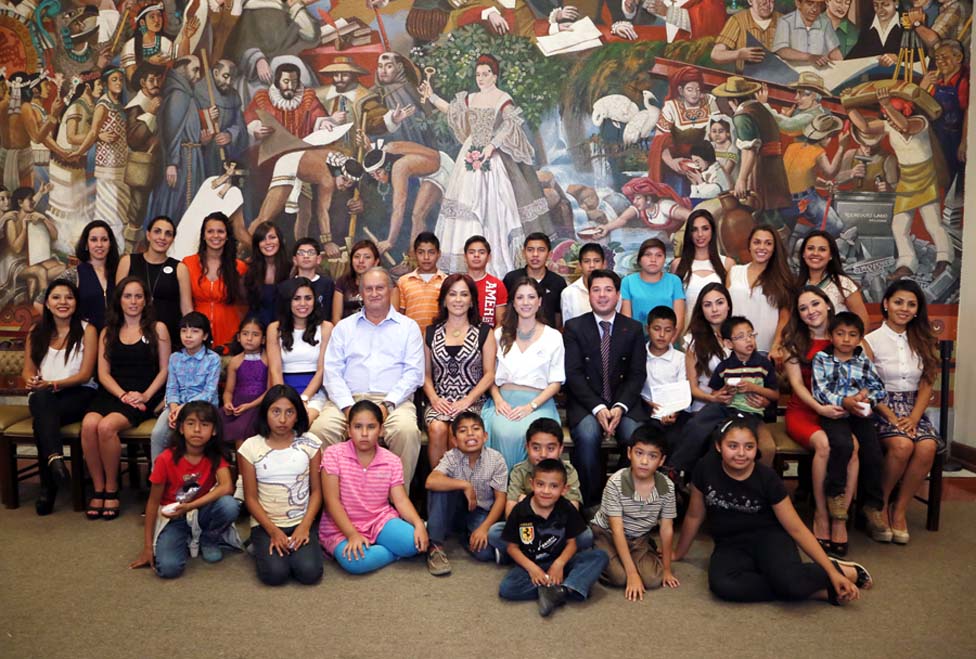 López de Gali entregó 20 aparatos auditivos a niños con discapacidad.