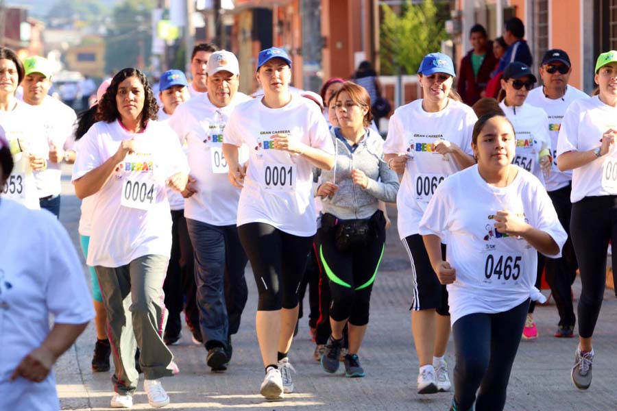 Martha Erika Alonso en la carrera con causa.