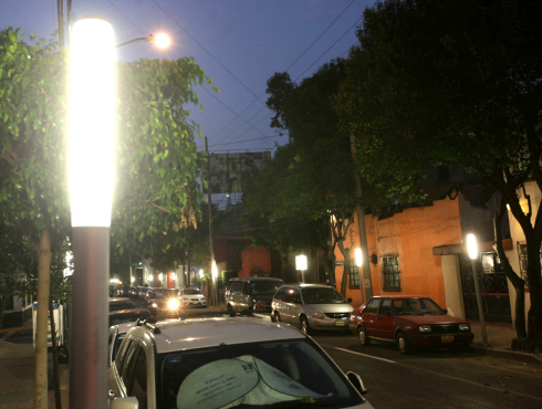 Primer 'sendero seguro' en Tacubaya, equipado con luminarias de alta intensidad.
