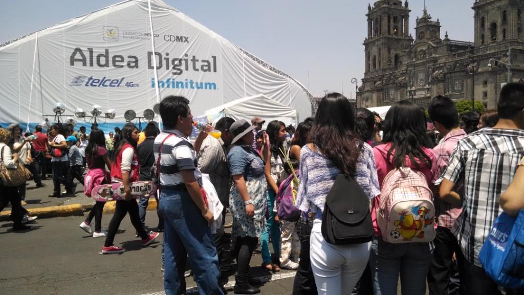 Luego de que se atiborrarra una carpa por la conferencia de un blogger, tuvo lugar un tumulto que dejó tres personas heridas