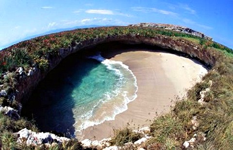 La playa "oculta" de las Islas Marietas ha sufrido por el aumento en la afluencia del turismo 