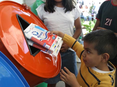 Se debe enseñar importancia de separar la basura desde los primeros años.