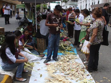 Vendedores se apostaron en las inmediaciones de la catedral, donde ofrecian sus productos a los feligreses.