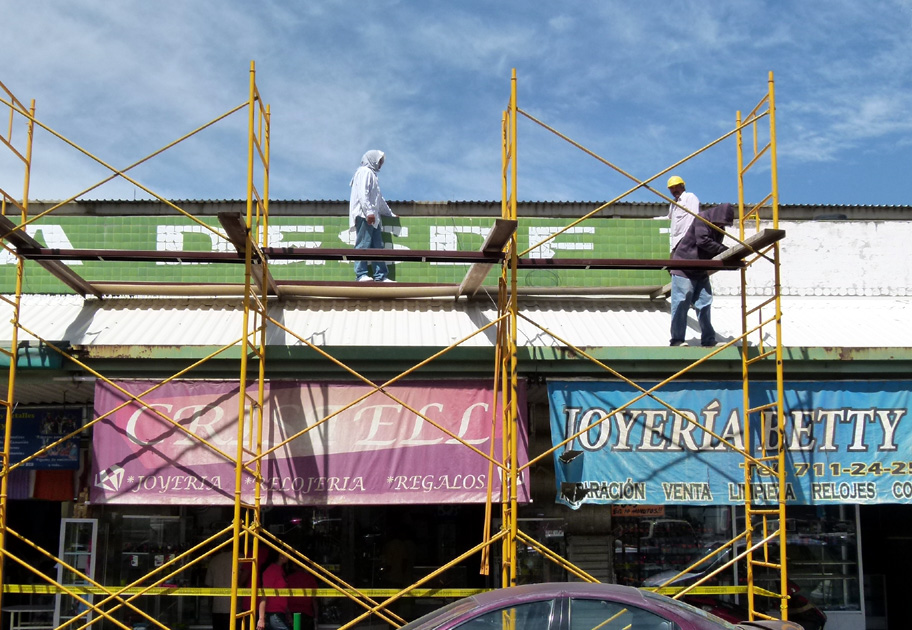 Actualmente se le están reemplazando los mosaicos laterales al Mercado Juárez.