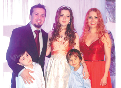 Alicia y Cruz acompañaron a la quinceañera.