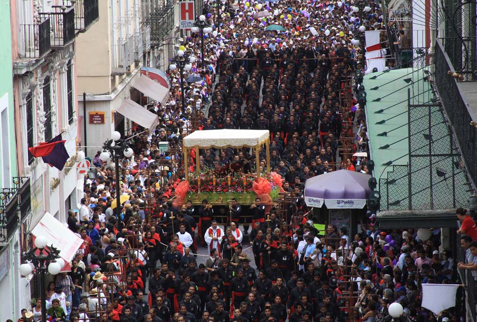 Cientos de fieles acuden a las actividades del Viernes Santo.