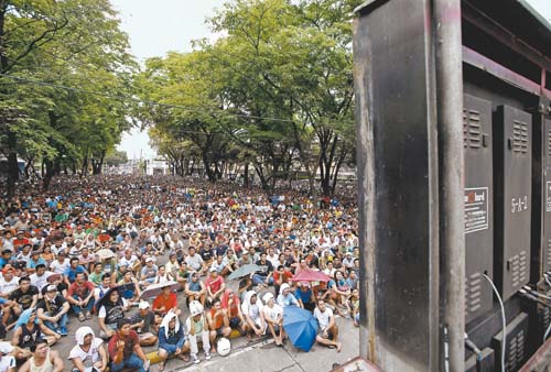 Como es una costumbre, cada que Manny Pacquiao sube al ring su país se detiene para verlo. Esta fotografía es de una plaza pública en Marikina city, a
