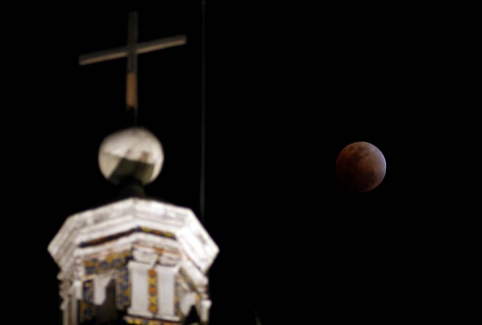 Eclipse de luna visto desde la ciudad de Puebla.