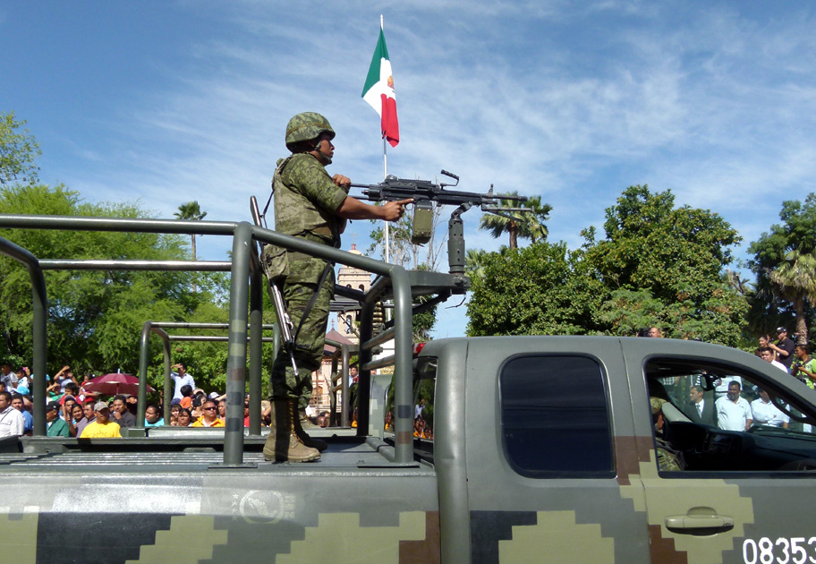 Los soldados mostraron el armamento con el que cuenta el Ejército Mexicano.