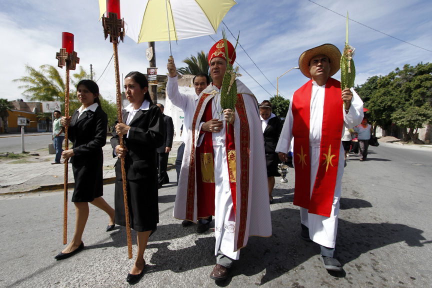 El Obispo de Gómez Palacio, José Guadalupe Torres Campos ayer en el Domingo de Ramos.