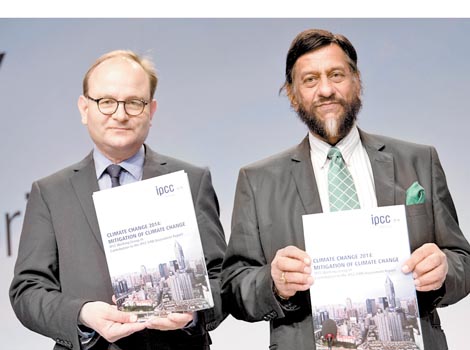 Ottmar Edenhofer y Rajendra Pachauri presentaron en Berlín el informe del panel intergubernamental.