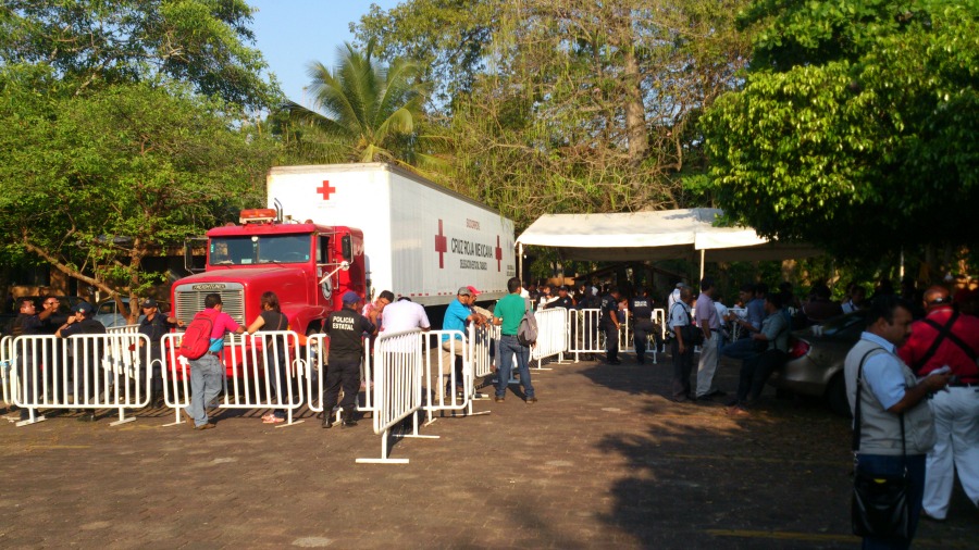 Un trailer de la Cruz Roja Mexicana trasladó los restos de las 36 víctimas del accidente carretero ocurrido en Veracruz.