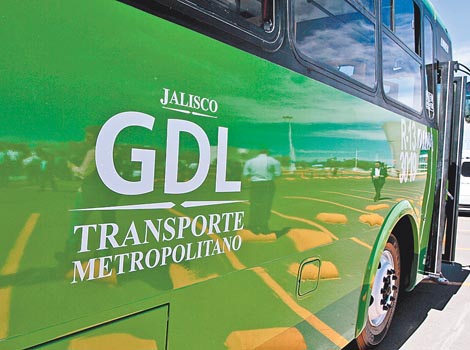Los camiones son verdes y cuentan con cámaras de vigilancia y letreros electrónicos.