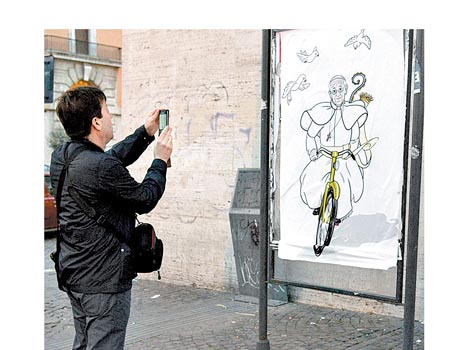 En Roma apareció un nuevo dibujo de Bergoglio, ahora en bicicleta.