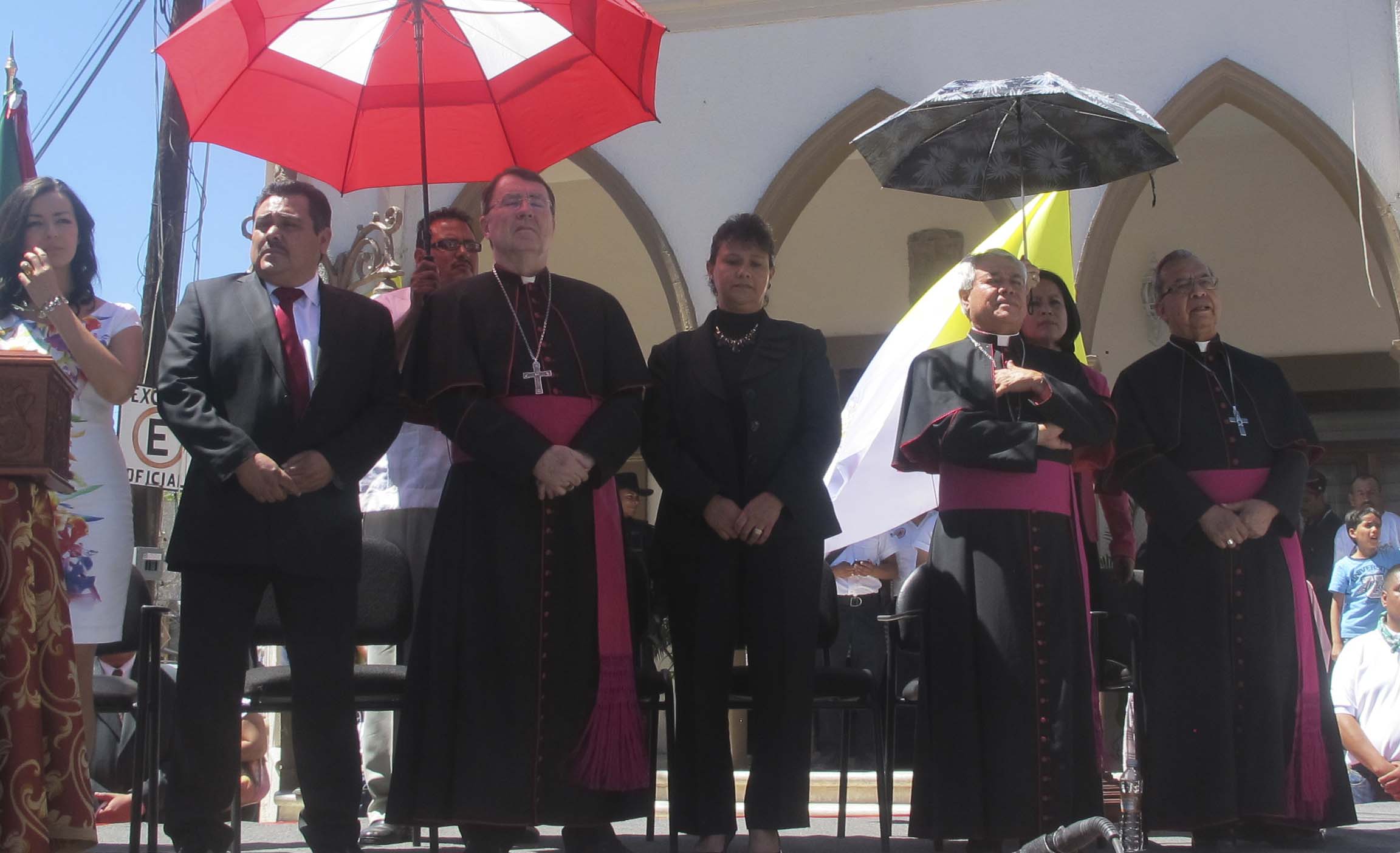 “He llegado a la pequeña Roma”, dijo el nuncio, Christophe Pierre (centro) al arribar a Romita.
