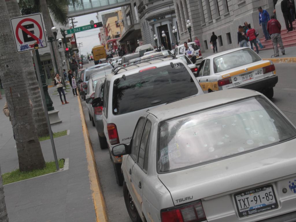 Los conductores aprovechan la ausencia de los agentes viales.