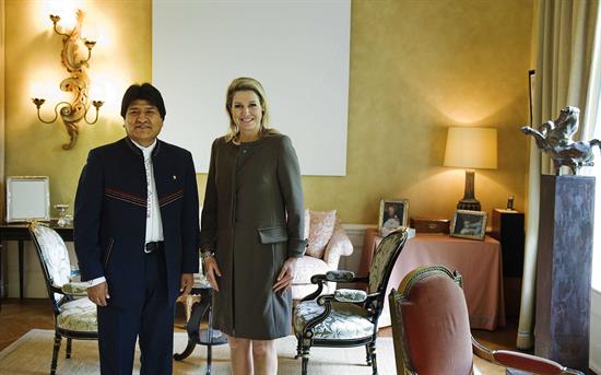 El presidente de Bolivia, Evo Morales, posa junto a la reina Máxima de Holanda durante el encuentro que mantuvieron en la residencia de Villa Eikenhor