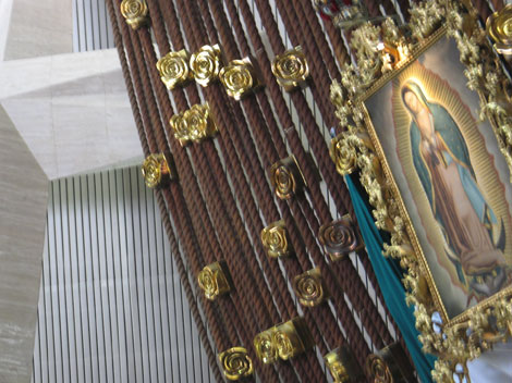 La Basílica de Guadalupe se construyó en 1978 con un estilo arquitectónico contemporáneo.
