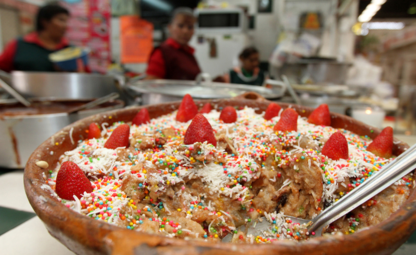 Como broche de oro, nada como comer un rico postre como lo es la capirotada.