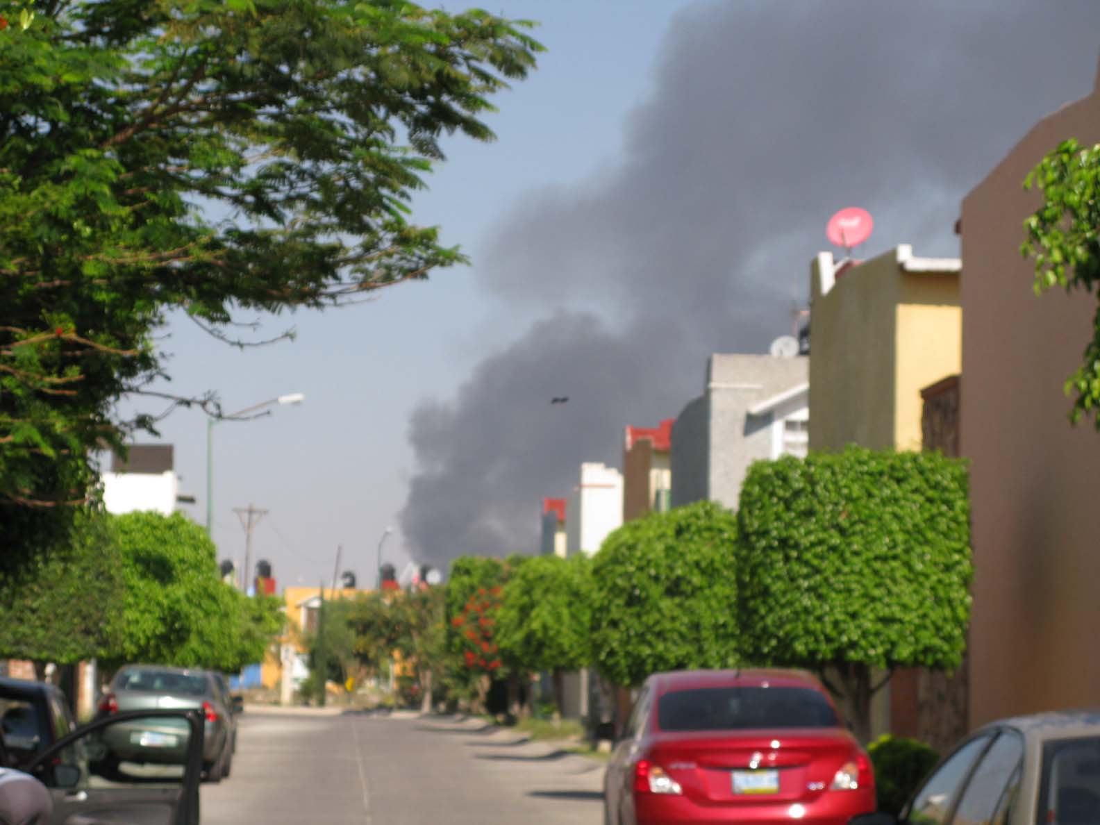 La columna de humo pudo verse desde distintas partes de la ciudad. 