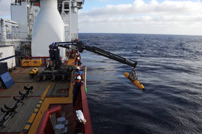 El rastreo de los sonidos de las caja negra del avión persiste a pesar de que se cree que ya se agotaron sus baterías.