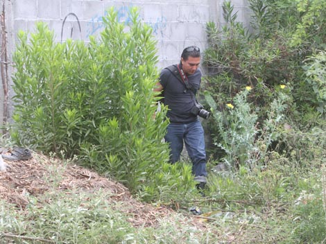 Los agentes del Ministerio Público recabaron muestras del material que se arrojó al río.