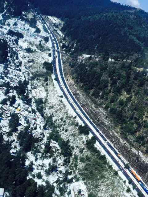La carretera y sus alrededores siguen con el granizo de la noche del miércoles. 