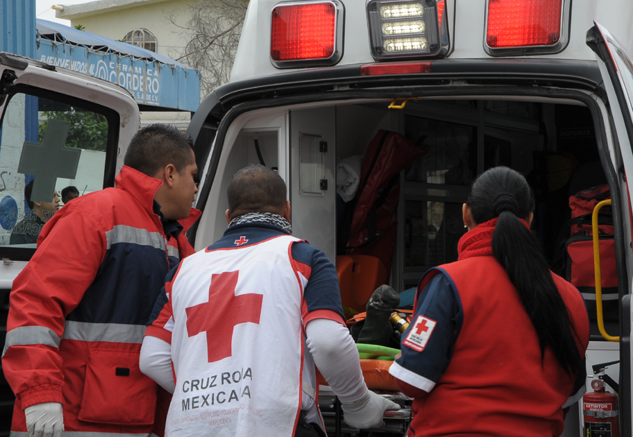 Las corporaciones de emergencia como la Cruz Roja apoyaron en el traslado.