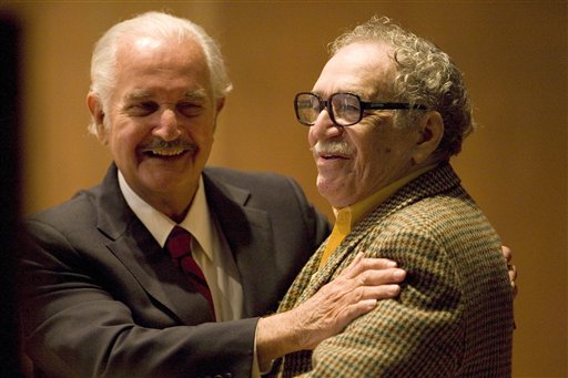 El escritor mexicano Carlos Fuentes abraza a Gabriel García Márquez durante una mesa redonda sobre la obra de Fuentes en la universidad nacional de la