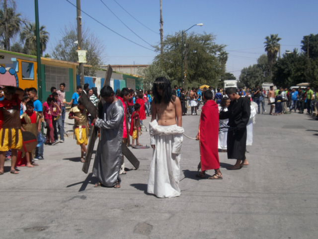 Hoy se representó el viacrucis infantil en la colonia gomezpalatina.