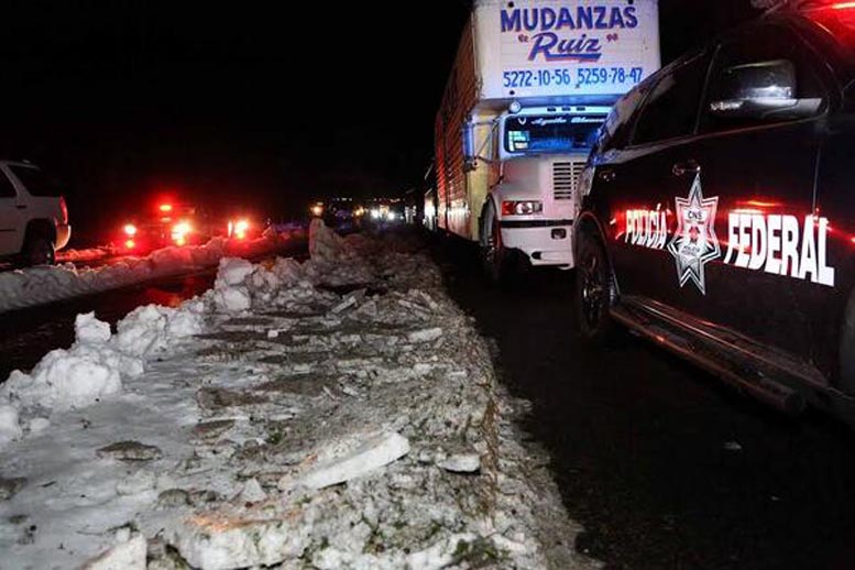 Los elementos de la PF trabajan para retirar el hielo de la vía. 
