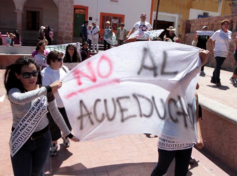 Los inconformes fueron sorprendidos, ya que dijeron, no fueron invitados a la reunión de autoridades.