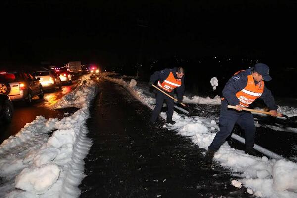 Policías Federales realizaron labores de limpieza en la autopista México-Toluca debido a la granizada que se registró.