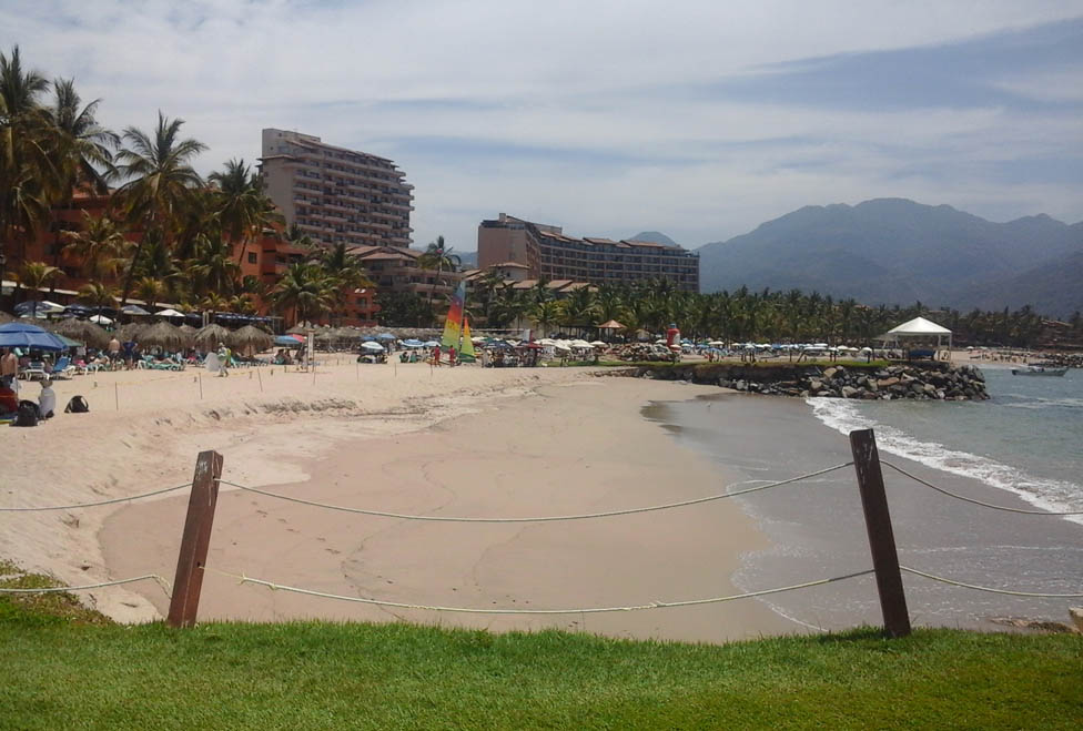 El tramo de playa que se desgajó cerca de la desembocadura del río Pitillal sigue cerrada al público.