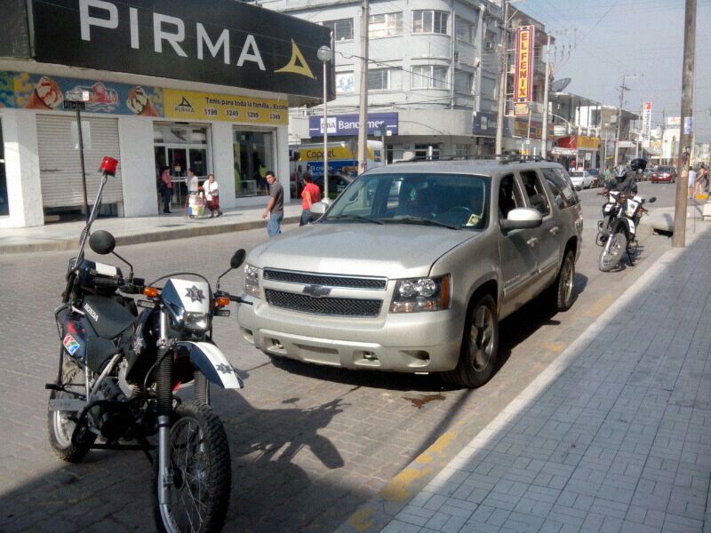 La unidad se encontraba estacionada en lugar prohibido, por lo que agentes revisaron su estatus y tenía reporte de robo.
