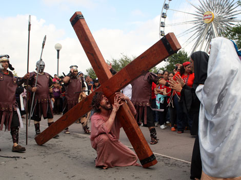 Carlos Padilla interpretó a Jesús en la ceremonia efectuada en el Parque Fundidora.