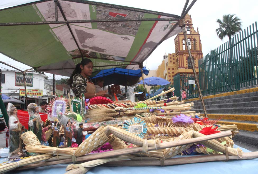 Comerciantes ofrecen desde temprana hora sus mercancías. 
