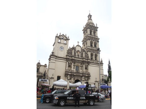 Fuerza Civil en coordinación con Vialidad y Tránsito de Monterrey resguardan a las afueras de Catedral por la alta afluencia de peatones. 