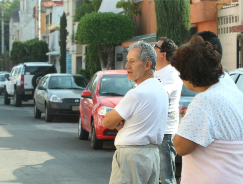 Habitantes de la Ciudad de México salieron de sus domicilios durante el fuerte sismo ocurrido esta mañana.