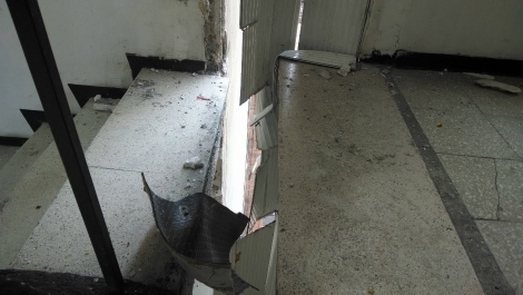 Los habitantes están a la espera de que sean reparadas las láminas que protegen los muros de los edificios contiguos.