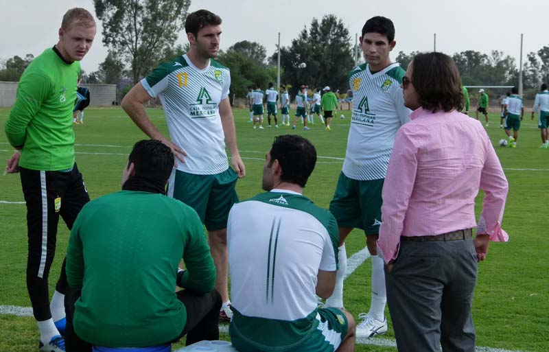 Jesús Martínez (rosa) en el entrenamiento del equipo.
