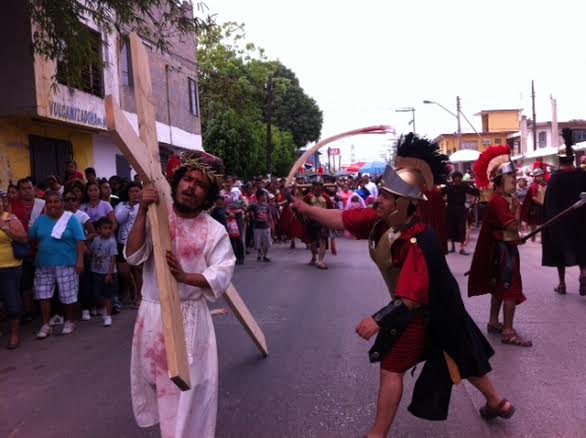 Llevan a cabo el viacrusis en Tampico