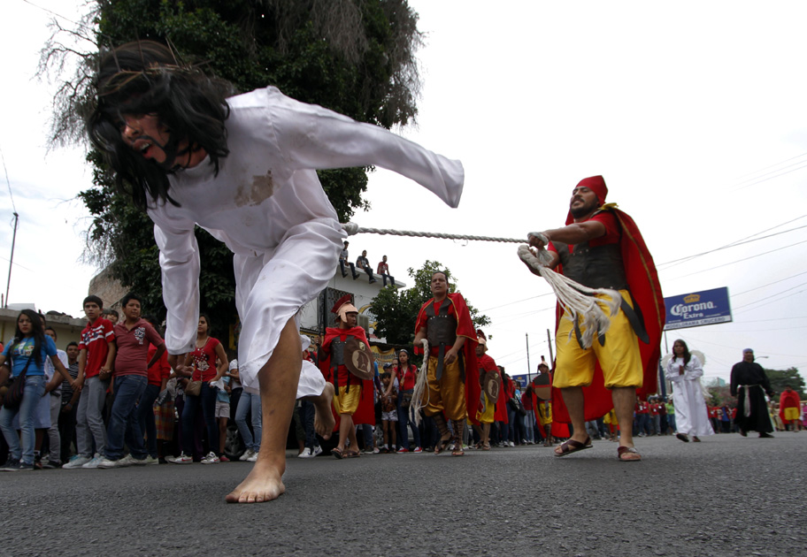Más de 10 mil laguneros vivieron con gran fervor el viacrucis en La Laguna de Durango.