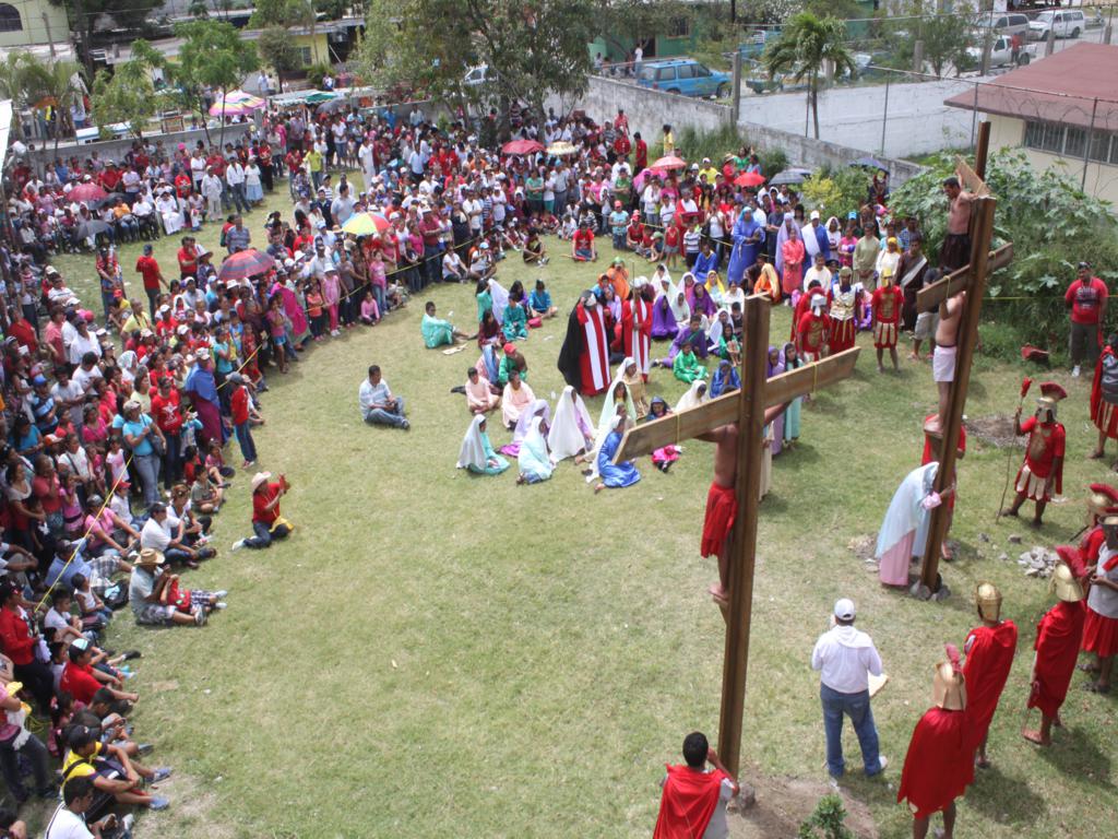 Miles de fieles asistieron a los diversos Viacrucis de la zona.