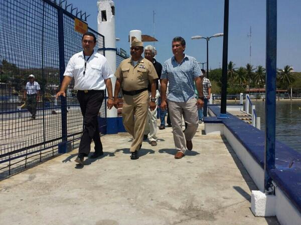 El presidente municipal de Zihuatanejo de Azueta recorrió el muelle después del sismo